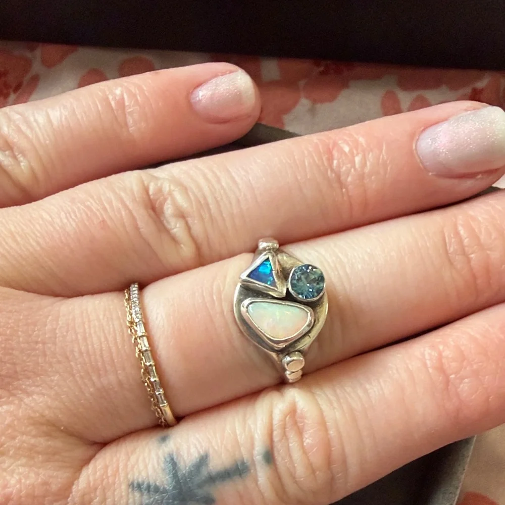 Elegant Silver Ring with Opal and Sapphire - Picture 4 of 4